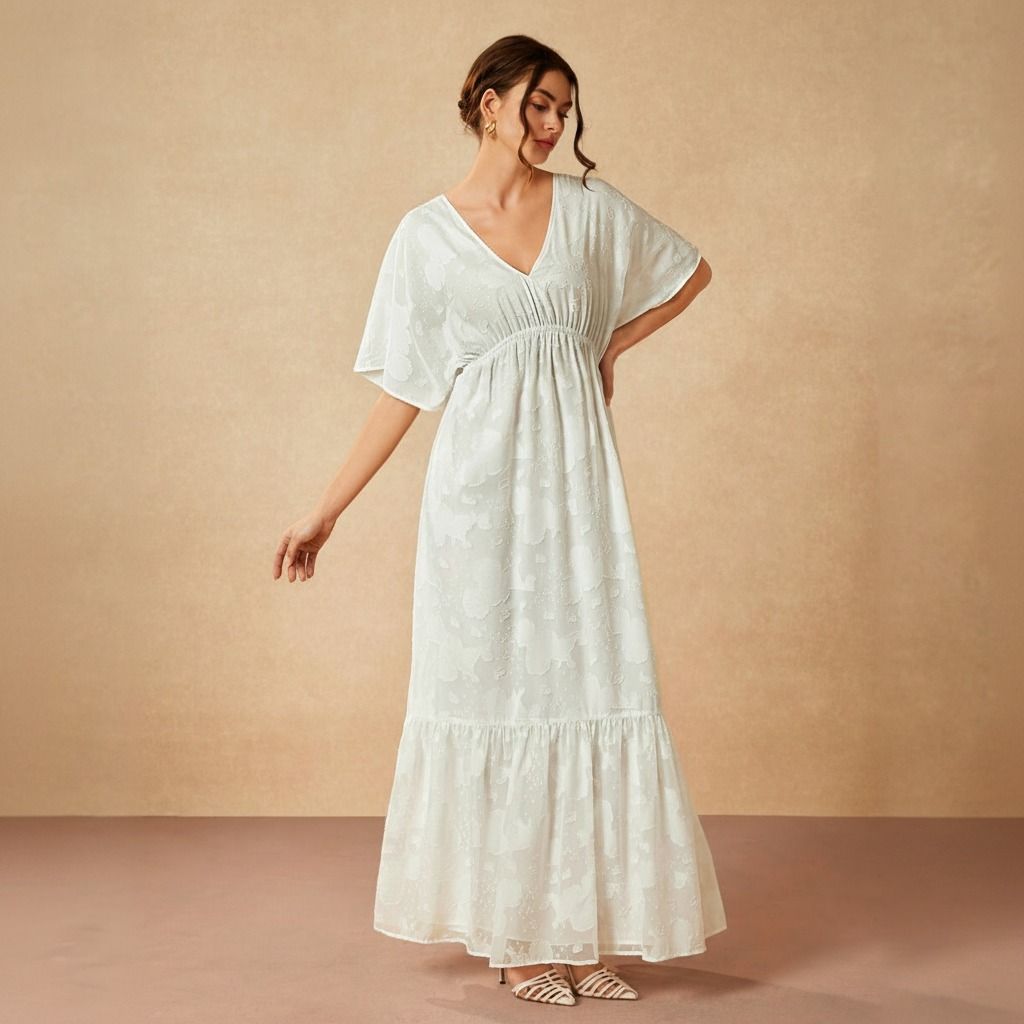 Vestido blanco bordado en movimiento, con la falda suelta y el volante inferior abriendose al caminar