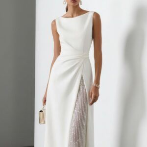 Detalle de falda envolvente blanca con abertura diagonal y panel interior de lentejuelas plateadas