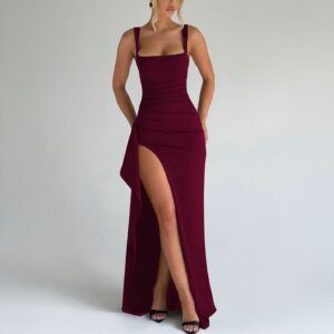 Vestido largo burdeos ajustado con escote cuadrado, drapeado en cintura y abertura lateral alta, vista frontal cercana