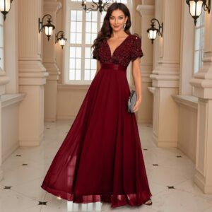Vestido largo burdeos con cuerpo de lentejuelas, escote V profundo, manga corta y falda evasé de gasa, vista frontal