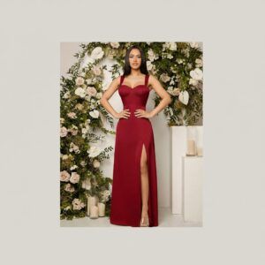 Vestido largo rojo vino con corpiño tipo corsé, tirantes anchos y abertura frontal, vista frontal completa