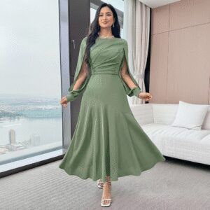 Vestido midi verde salvia con cuerpo drapeado y mangas capa abiertas visto de frente con detalle del torso
