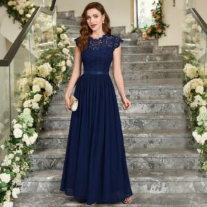 Vestido largo azul marino de encaje y gasa visto de frente, con mangas casquillo y falda plisada hasta el tobillo