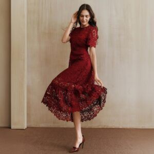 Vestido midi de encaje guipur burdeos con manga corta y falda evasé con volante, vista frontal en movimiento
