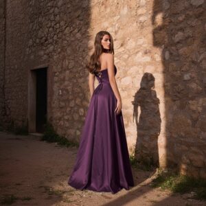 Vista trasera del vestido largo de satén morado con espalda descubierta y cordones cruzados sobre panel central