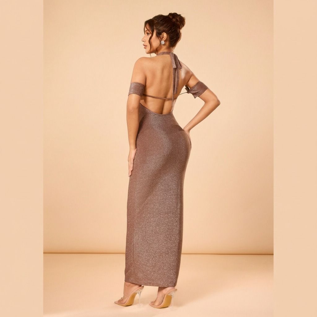 Vista trasera del vestido largo rosa cobre con espalda descubierta, amarre al cuello y tiras cruzadas