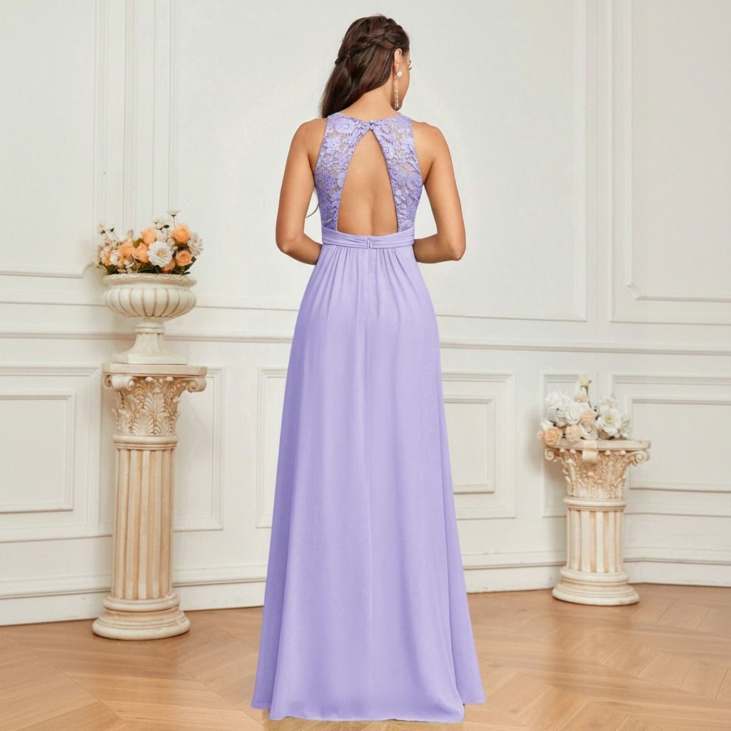 Vista trasera de vestido largo lila con espalda calada en encaje floral y falda de gasa hasta el suelo