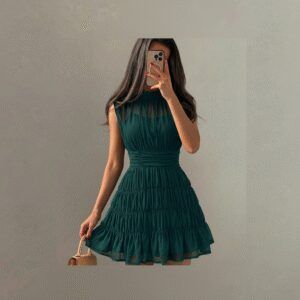 Vestido corto verde esmeralda en gasa con cuello alto y falda drapeada en capas, vista frontal