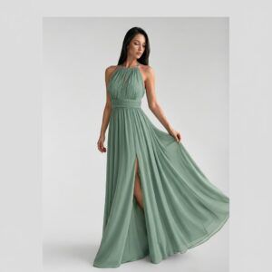 Vestido largo verde salvia en gasa con escote halter, cintura drapeada y abertura lateral, vista frontal completa