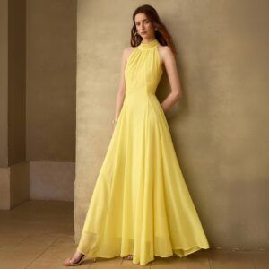 Vestido maxi amarillo en gasa con cuello halter fruncido y falda evasé, vista frontal de cuerpo completo