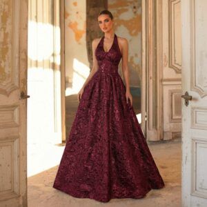 Vestido largo burdeos de brocado con cuello halter y falda A-line amplia, vista frontal de cuerpo completo