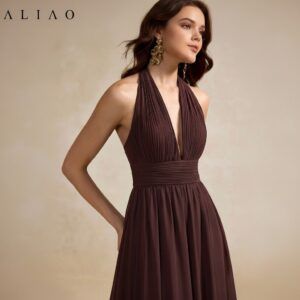 Detalle del cuerpo plisado y escote V profundo de vestido halter color ciruela en gasa