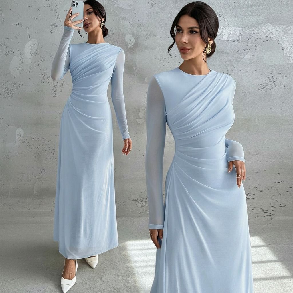 Doble toma de vestido largo azul cielo con drapeado frontal, mangas largas de tul y zapatos blancos