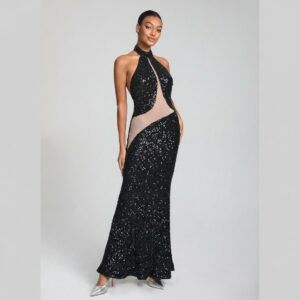 Vestido largo de lentejuelas negras con cuello halter y paneles de tul nude visto de frente