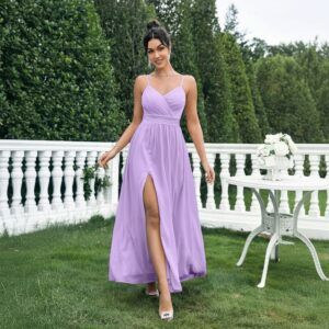 Vestido largo de gasa lila con escote V drapeado y abertura frontal, vista completa de frente en jardín