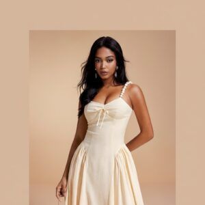 Detalle superior del vestido marfil con escote corazon, lazo central y tirante de perlas nacaradas