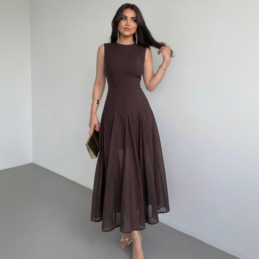 Vestido maxi color chocolate en gasa con cuerpo ajustado y falda evasé con vuelo, vista frontal completa