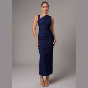 Vestido midi azul marino sin mangas con escote asimétrico, vista frontal completa sobre fondo gris