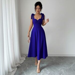 Vestido midi azul rey con tirantes de lazo en los hombros, escote corazón y falda evasé, vista frontal completa