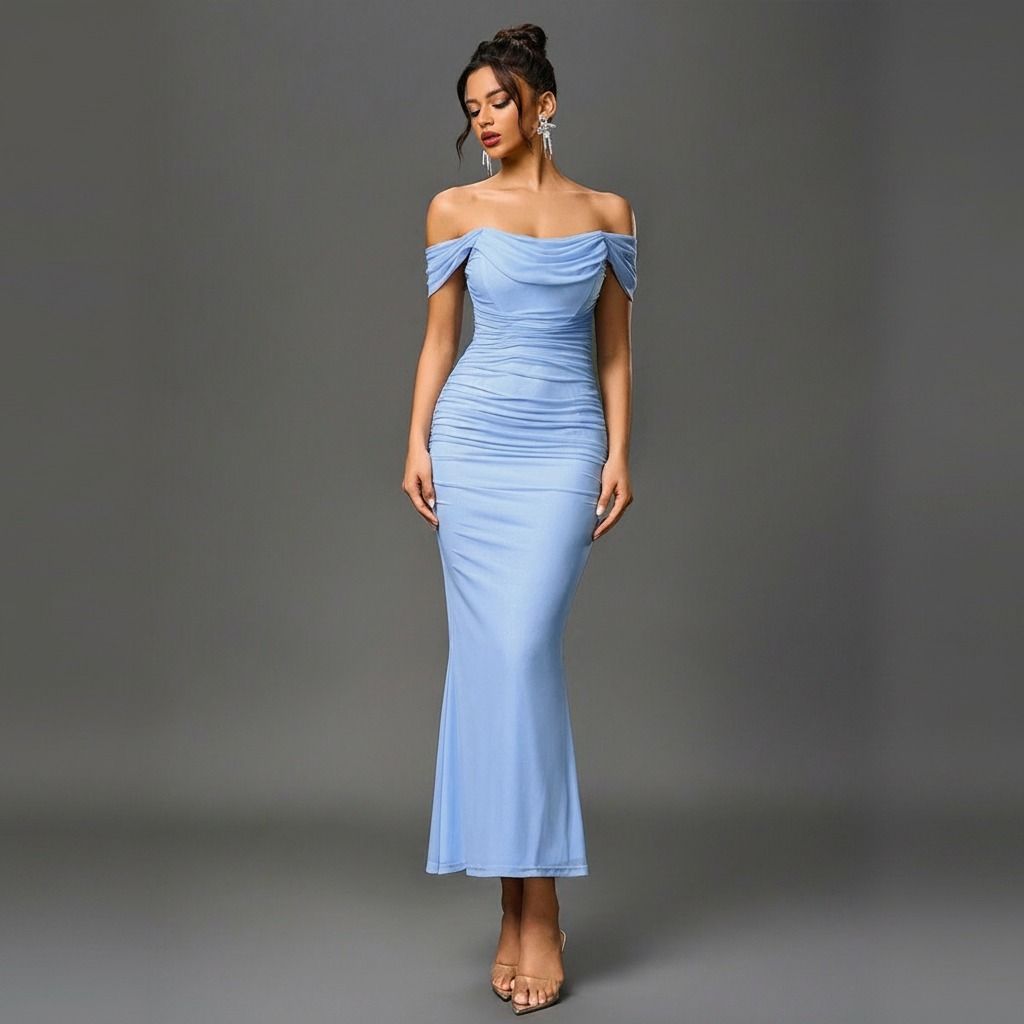 Vestido midi azul cielo con escote off shoulder drapeado y cuerpo fruncido, vista frontal completa