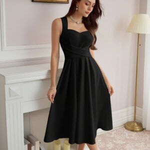 Vestido midi negro con escote corazón y tirantes anchos, vista frontal cercana mostrando banda cruzada en cintura