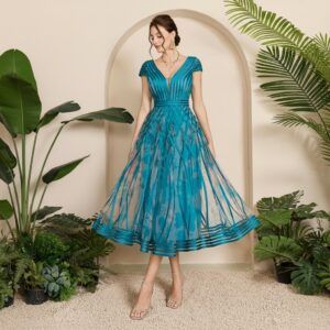 Vestido midi de tul turquesa con cintas satinadas, escote en V y falda con vuelo, visto de frente completo