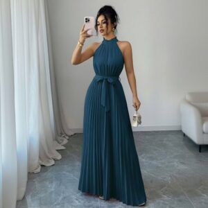 Vestido maxi plisado azul petróleo con cuello halter fruncido y cinturón de lazo, vista frontal completa