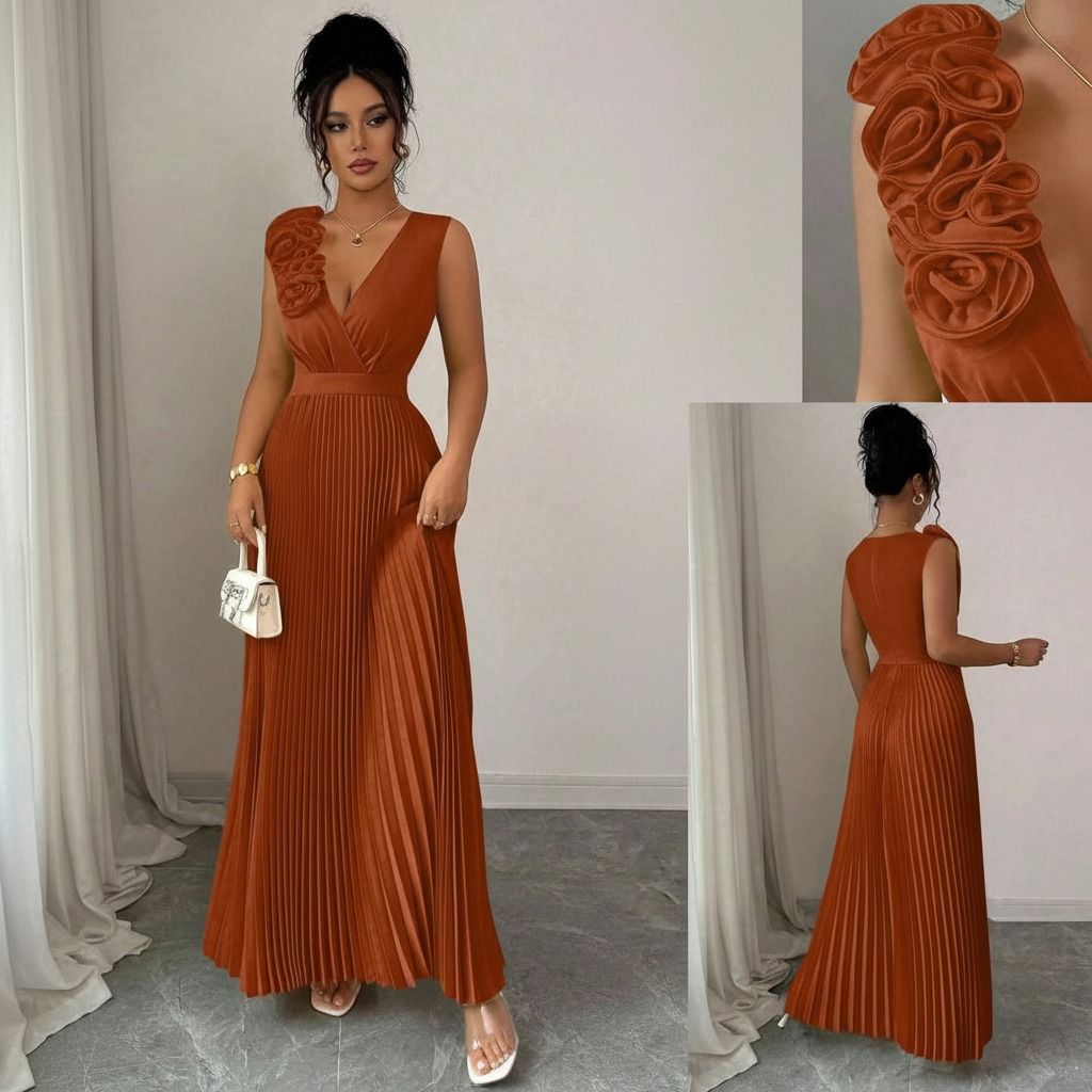 Collage de vestido largo plisado terracota con escote V cruzado, flores 3D en el hombro y vista de espalda