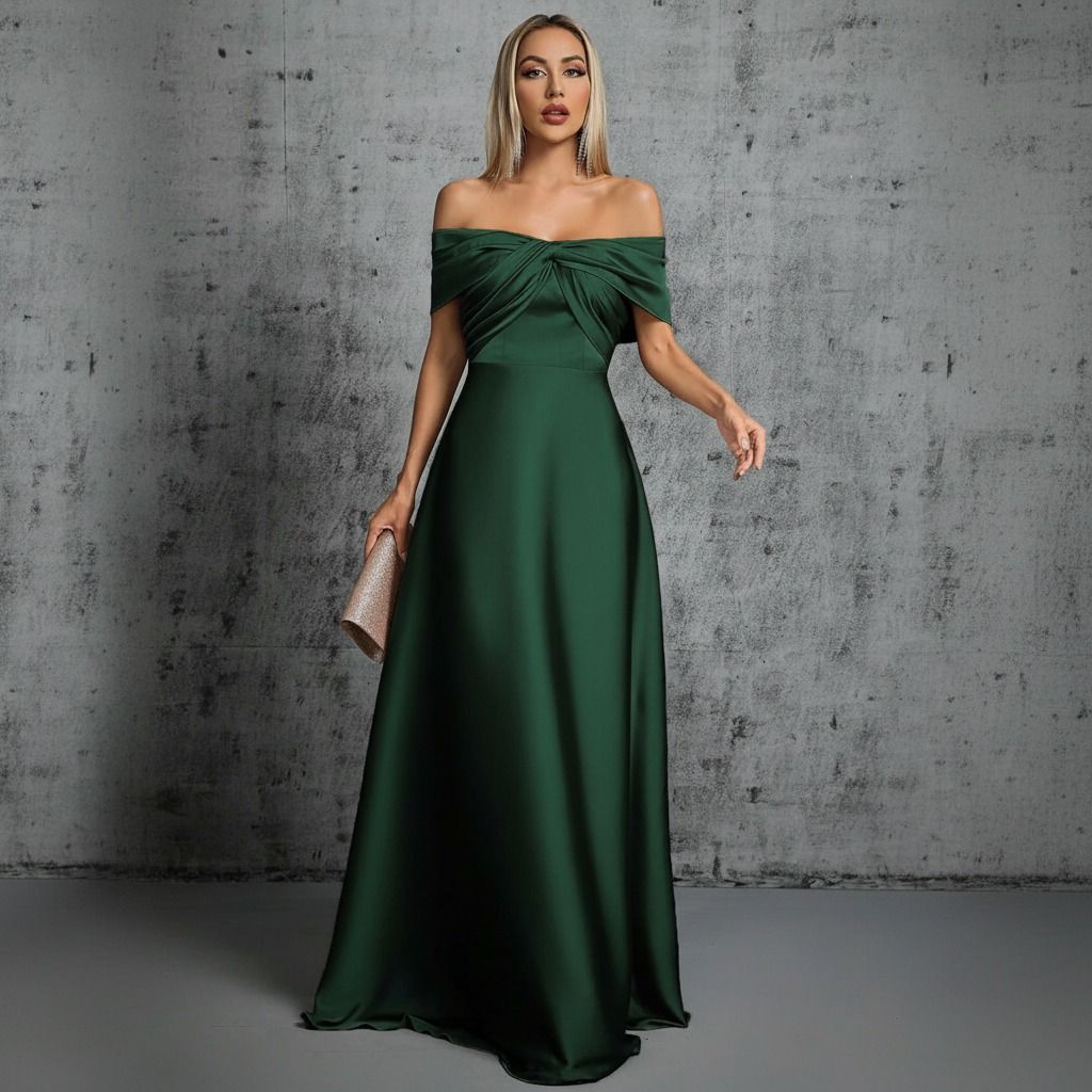 Vestido largo de satén verde esmeralda con escote off shoulder drapeado, visto de frente con clutch dorado