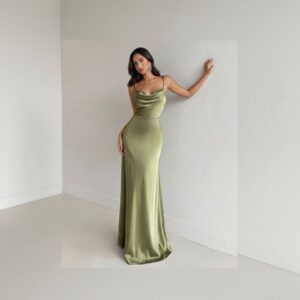 Vestido largo de satén verde oliva con escote drapeado y tirantes finos, vista frontal completa sobre fondo blanco