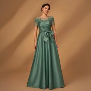 Vestido largo A-line en satén verde salvia con escote barco de tul, encaje floral y lazo en cintura, vista frontal