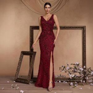 Vestido largo sirena burdeo con lentejuelas florales, escote V y abertura lateral, vista frontal con brazo extendido