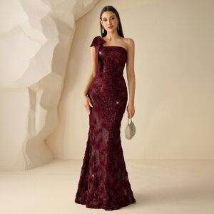 Vestido largo sirena burdeo con lentejuelas y apliques florales, escote un hombro con lazo satinado, vista frontal completa