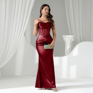 Vestido largo sirena satén burdeos con corsé de strass y drapeado lateral, vista frontal cuerpo completo