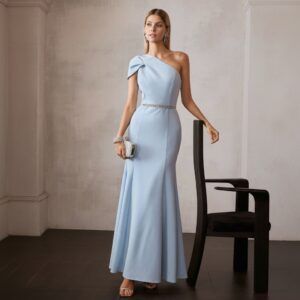 Vestido largo sirena celeste con escote un hombro y lazo estructurado, cinturón de pedrería, vista frontal completa