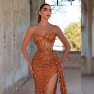 Vestido largo de lentejuelas color cobre con corsé de varillas transparentes y escote corazón, vista frontal del torso