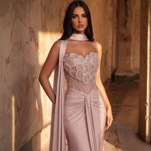 Vestido largo rosa pálido con corsé de pedrería y escote corazón festoneado, capa lateral desde el cuello, vista frontal media