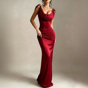 Vestido largo rojo vino con escote drapeado en cascada y cuerpo plisado, vista frontal de cuerpo completo