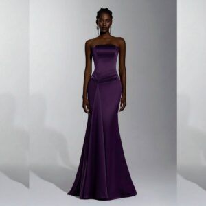 Vestido largo de satén morado corte sirena con escote strapless recto, vista frontal completa sobre fondo gris