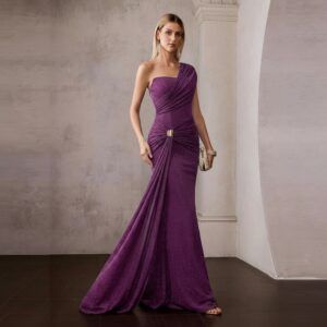 Vestido largo morado con brillo, escote un hombro y drapeado en cintura, vista frontal completa de cuerpo entero