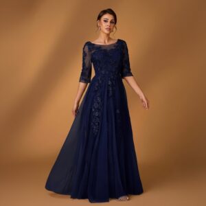 Vestido largo azul marino en tul con apliques florales bordados, manga 3/4 y escote barco, vista frontal completa