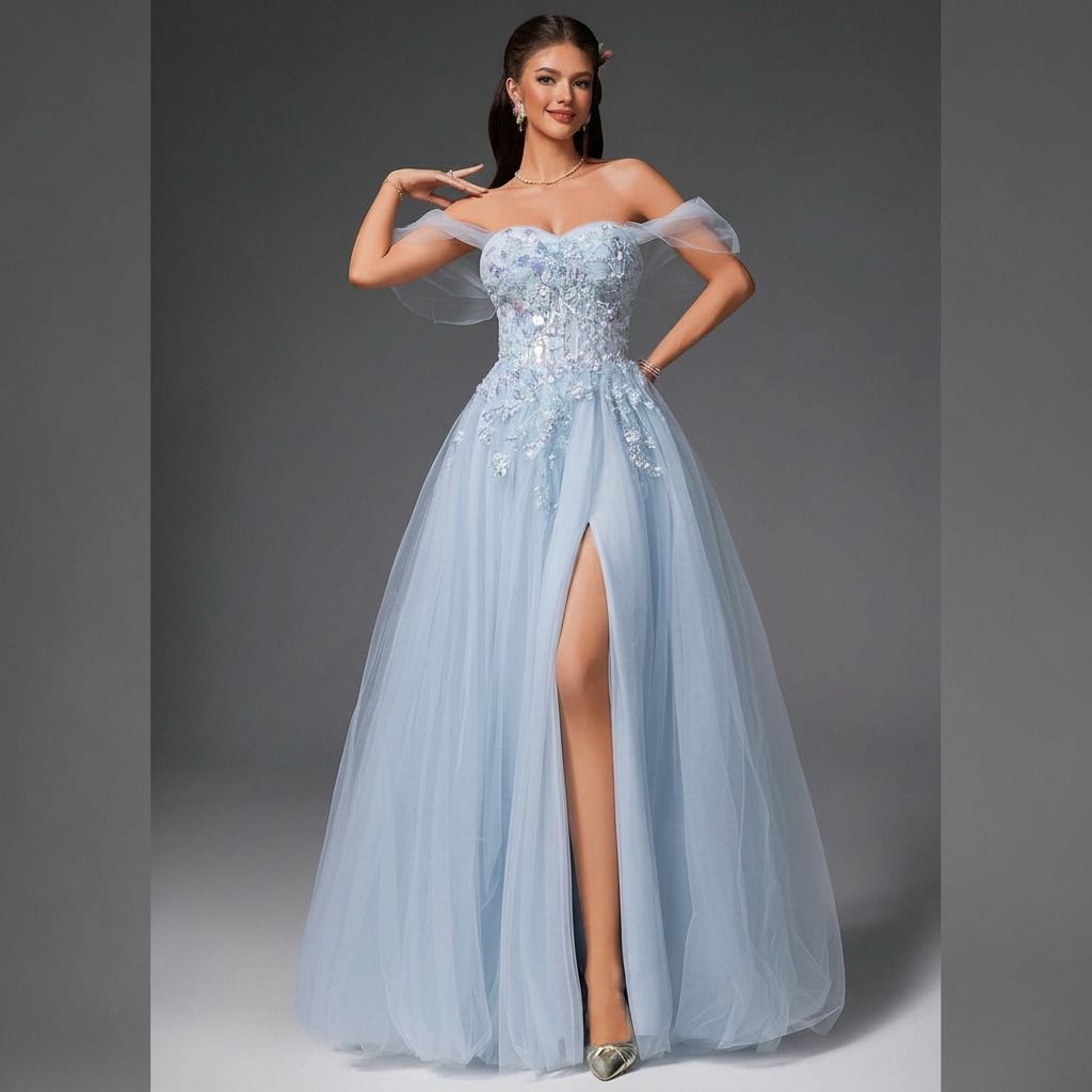 Vestido celeste de tul con corsé estructurado y abertura lateral alta mostrando la pierna, pose de tres cuartos
