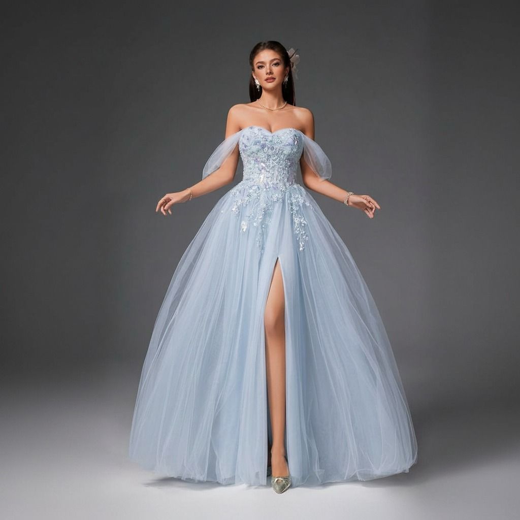 Vestido celeste de tul largo con aplicaciones florales brillantes sobre corsé, falda amplia con abertura y mangas de tul caídas