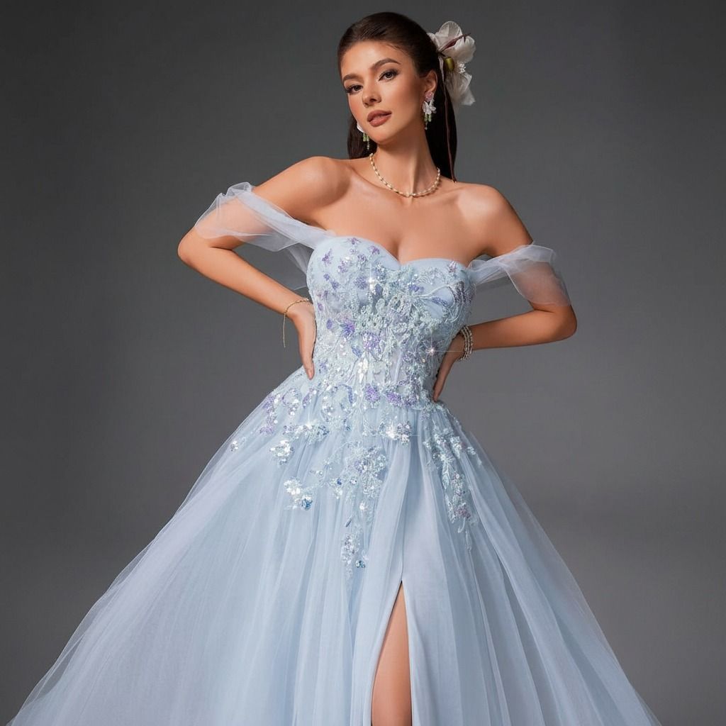 Detalle del corsé con aplicaciones florales brillantes en tonos plateados y lilas sobre tul celeste, escote corazón