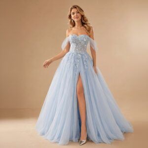 Vestido largo de tul celeste con corsé bordado, escote corazón, mangas off-shoulder de tul y abertura lateral, vista frontal