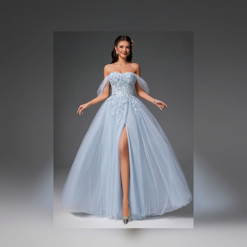 Vestido largo celeste de tul con falda voluminosa en movimiento, corsé con bordados brillantes y escote corazón