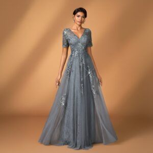 Vestido largo gris acero en tul con bordado floral de lentejuelas, escote V y manga corta, vista frontal completa