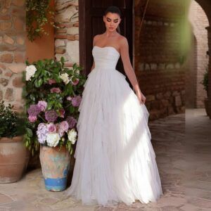 Vestido blanco largo de tul con corpiño strapless drapeado y falda de capas, vista frontal completa