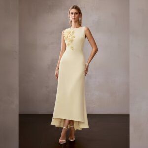 Vestido midi amarillo vainilla con flores 3D en el torso, escote barco y ruedo asimétrico, vista frontal completa